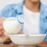 Které mléko je zdravější: kravské nebo rostlinné mléko ktere-mleko-je-zdravejsi-kravske-nebo-rostlinne-mleko.webp.webp